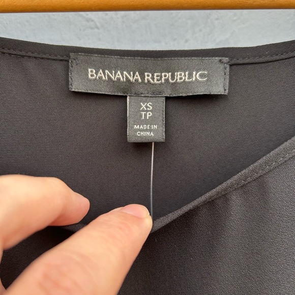 Banana Republic black sleeveless blouse, BNWT, size xs - Picture 7 of 9